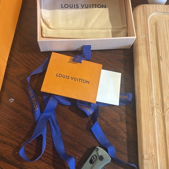 Louise Vuitton leather bracelet from Dallas Galleria store. Approx 2 yrs old - Picture 7 of 9